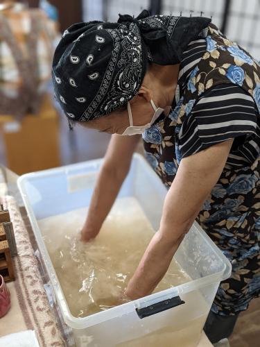 齋理屋敷紙漉き体験