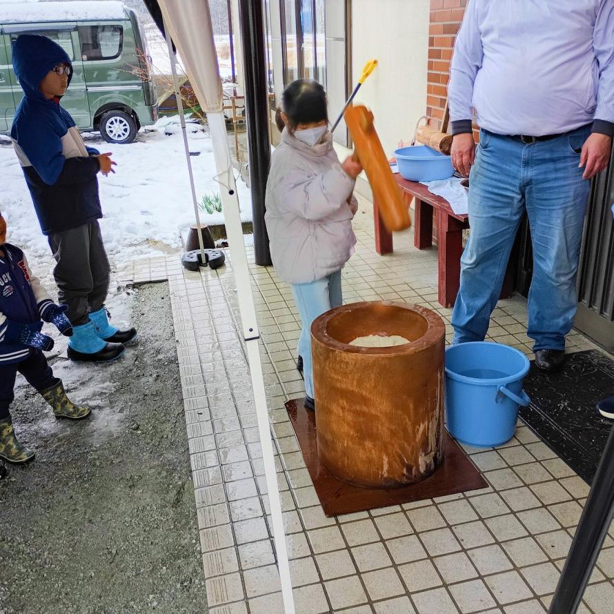 柴田町の農村レストラン「縄文の幸」での子どもたちによる餅つき体験の様子