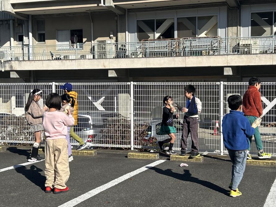 駐車場に飛び出す子供