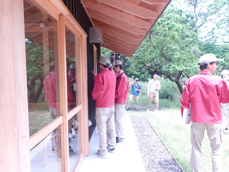 木材を実際に見て、触ってもらいました