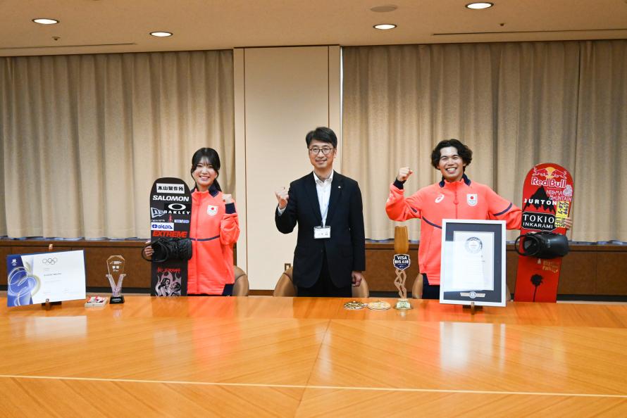 伊藤副知事と荻原大翔選手、鈴木萌々選手の記念撮影