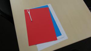 赤と青の紙