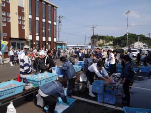 「みやぎ水産の日」の5月20日に七ヶ浜町で漁協による魚の販売が行われました。