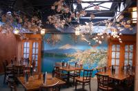 天井に桜が飾ってある日本食レストラン
