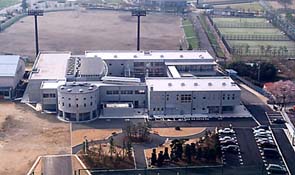 蔵王高等学校　北面航空写真　手前・管理棟　円形の建物は2階が美術室です。