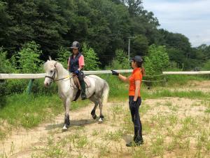 大自然をバックに乗馬「えにしホースパーク」