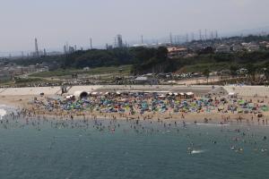 夏は多くの人で賑わう「菖蒲田海水浴場」