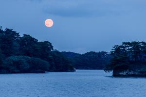 月見の名所「松島湾にのぼる月」