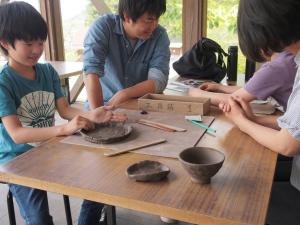 心安らぐ陶芸体験を「百窯の里 七ツ森陶芸体験館」