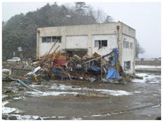 東松島市野蒜地区中下排水機場外観の被災状況写真