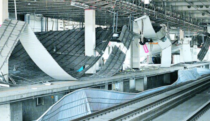 東北新幹線ホームの天井板がはがれる（仙台駅）