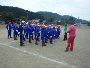 稲刈り前に児童が集合している写真