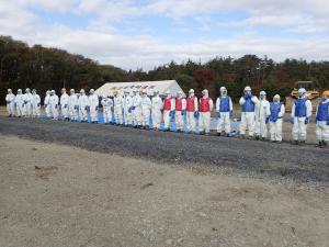 防護服を着た作業員の写真(全体)