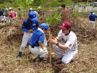 画像:東北楽天ゴールデンイーグルスコーチも植樹しました