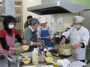 画像:講師(八巻美恵子氏)による調理指導