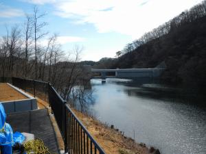 左岸側から堤体(3月28日)