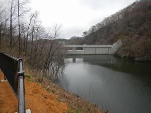 左岸側から堤体(4月18日)