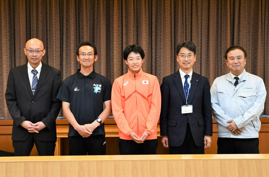 中央に菅野新菜選手、右隣りに伊藤副知事
