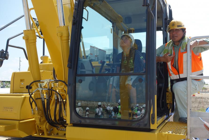 建設機械搭乗栗原