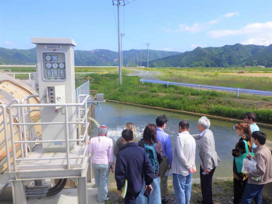 排水の様子を見学する研修員