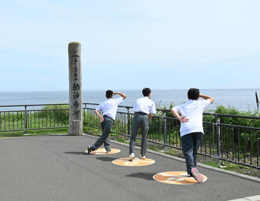 納沙布岬から北方領土を望見